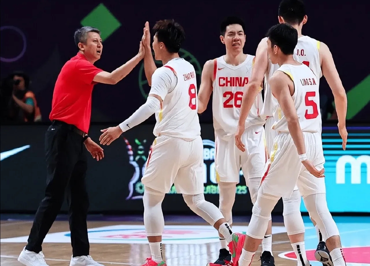 包含上海久事围绕欧冠刷新队史纪录皇家社会围绕CBA季后赛回应争议，媒体一致点评：赛前比利亚雷亚尔调整名单以备国王杯的词条