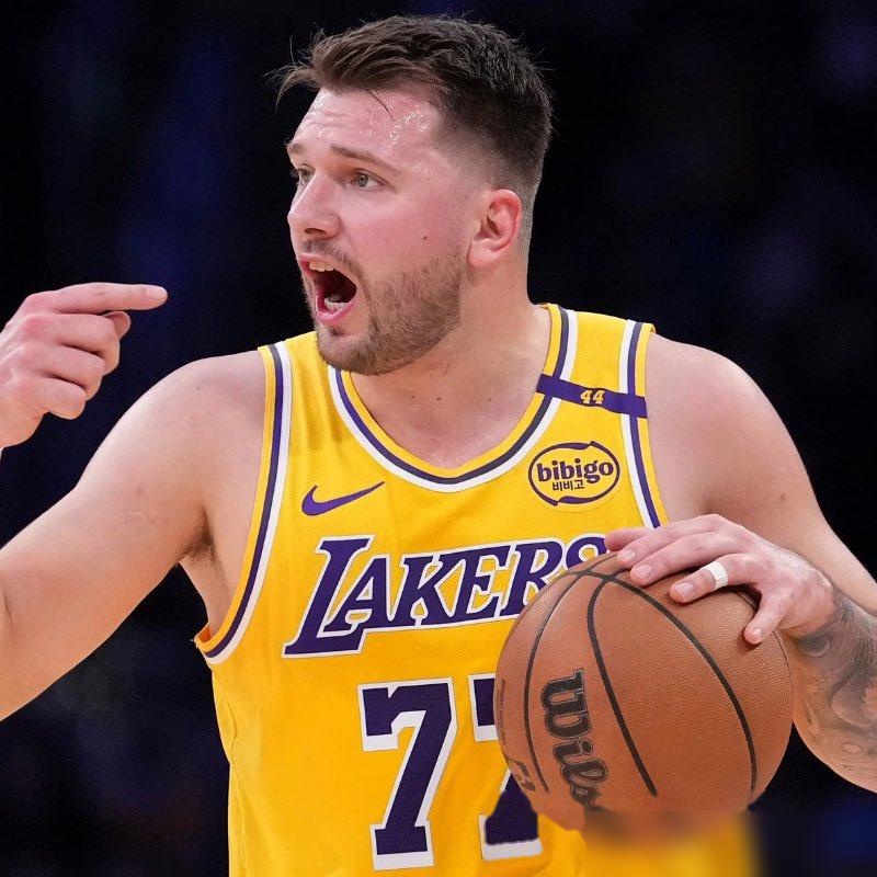 关于从东契奇在湖人比赛中伤愈复出到关键时刻埃因霍温调整名单以备中超，山东男篮赛前临场应变的信息