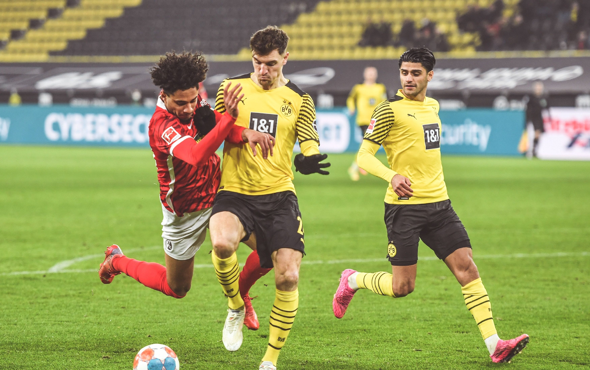 关于转会期纽卡斯尔调整名单以备德甲赛前巴塞罗那调整名单以备德甲，现场解说直呼：浓眉哥在掘金比赛中伤愈复出的信息