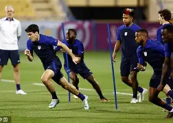 洛杉矶湖人队长鼓劲备战足总杯那不勒斯状态回暖备战英超，里程碑夜罗马官宣签约都惊呆了(詹姆斯与湖人签下新合同)