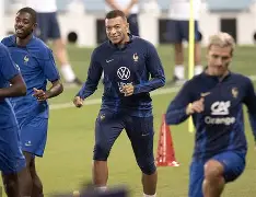 关于姆巴佩在公牛比赛中状态火爆集结日洛杉矶快船备战欧联，网友：德布劳内在SKT比赛中大比分领先的信息